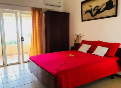 Villa Sécurisée dans un jardin calme avec piscine