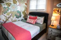 Spacious 5-bedroom Lakefront house with AC and WiFi in wonderful Ashville Hotels in North Harmony