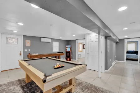 Beautiful Poconos Getaway with Game room ,Hot Tub, and Fire pit