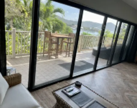 Renovated Amazing Waterfront Escape: Balcony, Paradise At A Great Price!