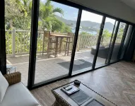 Renovated Amazing Waterfront Escape: Balcony, Paradise At A Great Price!