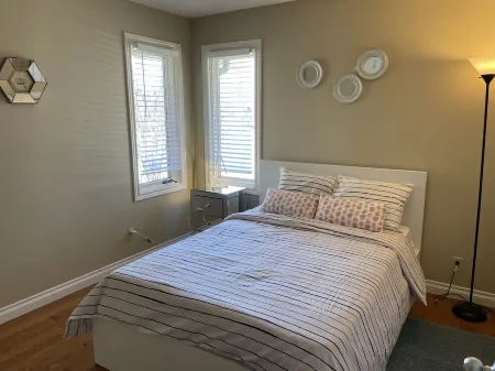 Spacious 4 Bedroom House Closed to Masonville UH UWO Отели рядом с достопримечательностью «Principles Design Studio Inc»