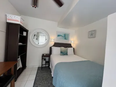 Compact Studio @ Bight Reef with shared pool, 4 min. walk to beach near Windsong