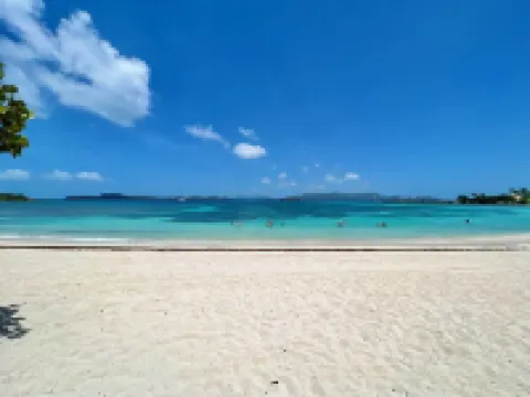 STEPS TO SAND! Sapphire Beach bliss: Renovated 2 bed 2.5 bath at Crystal Cove Hoteles en Santo Tomás