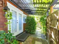Centrally located private studio in Chemainus Hotele w: Chemainus