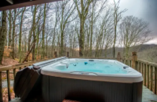 Serene Mtn cabin, views, hot tub, skiing, hiking, close to Asheville