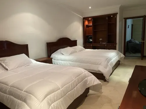 Beautiful big house, near restaurants, unicentro, jardín plaza and more.