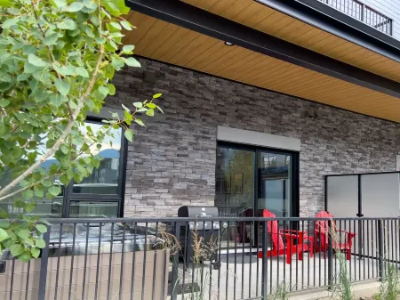 2br w/ private hot tub - 5 min from Revelstoke Mountain Resort!