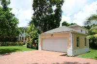 Charming Spacious Bahamian Home Water Tower周辺のホテル