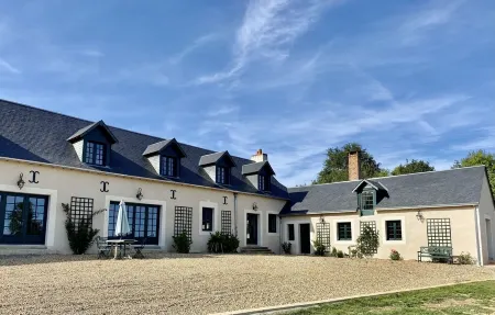 Sublime renovated farmhouse with swimming pool - great comfort