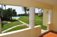 Large studio apartment w/ views. Close to beaches Hotels in Southampton