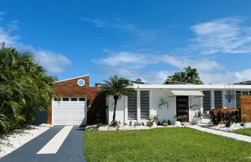 Casa Polanco -Gorgeous Home W/ Salt- Water Pool/Solar PanelsRecently remodeled Hotels in Maleza Baja