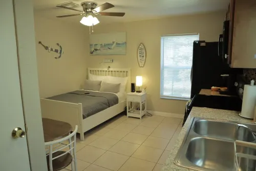 Sleeps 3...Coastal Beach Theme Studio right off I-4, close to Downtown Lakeland.