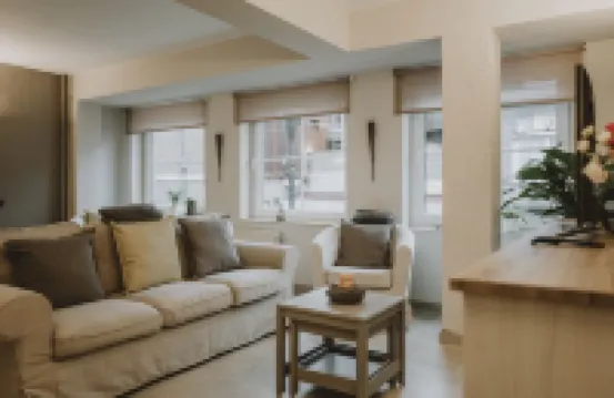 City rock: bright new 2bed/2bath downtown apartment Hotels in La Roche-en-Ardenne