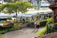 Luxurious Condo, 5min walk to beach/town, Amazing pool and amenities ! Hotels in 