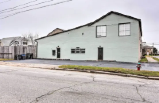 Beautiful Galveston Apt w/ Deck < 3 Mi to Dtwn!