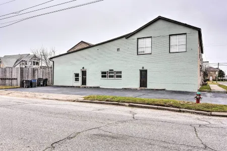 Walk to Beach: Breezy Galveston Apt w/ Deck! Отели рядом с достопримечательностью «Галвестон Айленд Конвеншен Сентер эт Сан Луис Резорт»