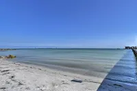 Canal-Front Gem w/ Pool & Hot Tub in Anna Maria - شاطئ