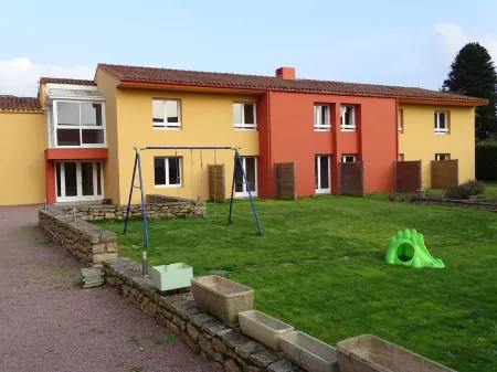 Hotel du Cheval Blanc Отели в г. Монкутан-Сюр-Севр