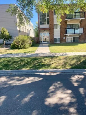 Vibrant Escapade Bright and spacious one bedroom min to NAIT Great for students Отели рядом со станцией Edmonton VIA Rail Station