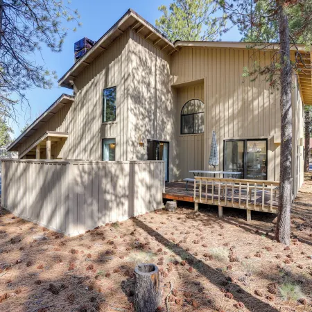 Hot Tub & Community Perks: Sunriver Retreat
