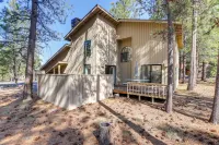 Hot Tub & Community Perks: Sunriver Retreat - Homestays