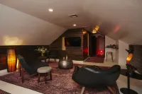 Royal Street Inn & Bar