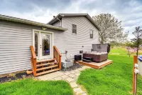 3 Mi to Erie Canal: Home w/ Hot Tub in Holley! - Wifi