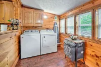 Charming Jamestown Cabin w/ Large Backyard! - Wifi
