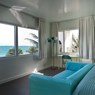 Snooze Hotels near E Las Olas Blvd