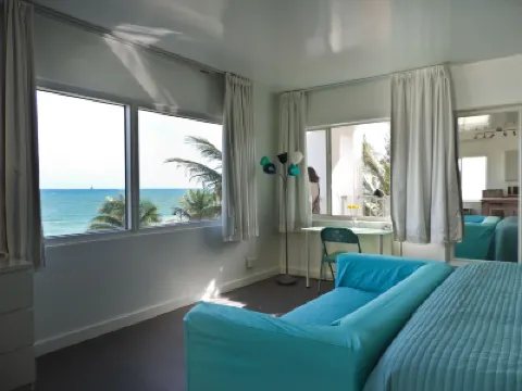 Snooze Hotels near Las Olas Beach