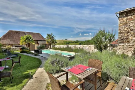 Logis Hotel Auberge Dupuytren Отели в г. Шато-Шерви