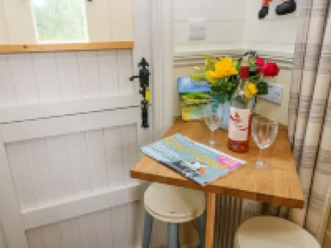 Shepherds Hut - the Hurdle Hotels in Milford Haven