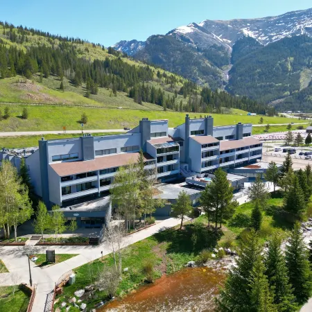 Pet Friendly, Beautifully Remodeled with Mountain Views - SB204 by Redawning