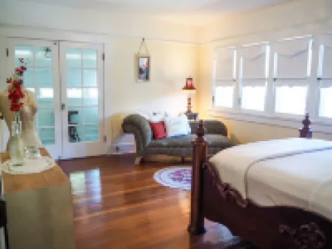 Lady Geneva Bed & Breakfast