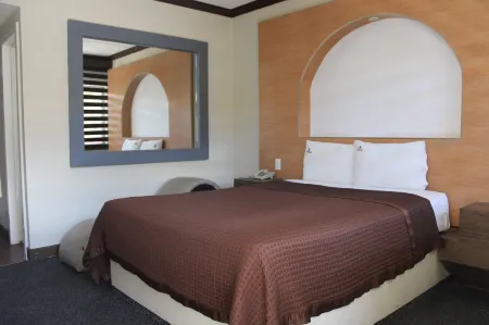 Hotel Azteca Inn Отели в г. Энсенада