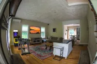 New Home Private Pool/Hot Tub Near Meredith Center