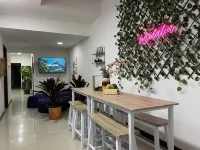 Modern 8 Bedroom Home in Laureles Hotels in La Floresta