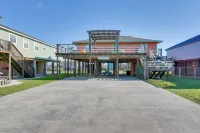 Walk to Shore and Restaurants Surfside Beach Home!