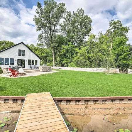 Newly Built Gilletts Lake Gem Dock and Hot Tub