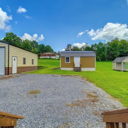 Dog-Friendly Home w/ Mtn Views in Chilhowie!