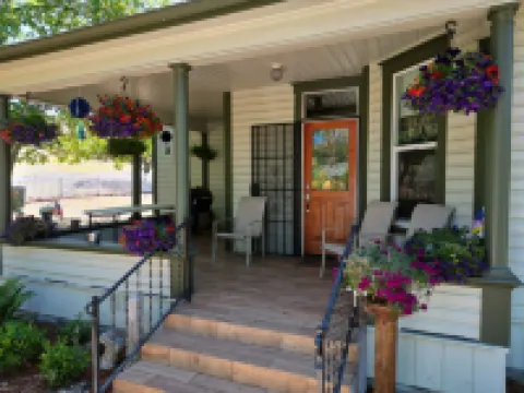 Charming 4-bedroom Pearce Historic Farmhouse in Roseburg with AC and WIFI