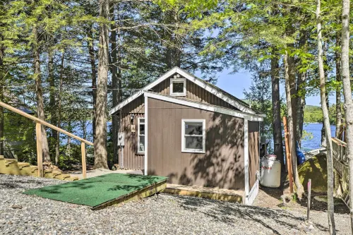 Pet-Friendly Ellsworth Cottage on Branch Lake - Parkplatz