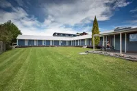Lknz Lodge & Cafe Hotels near Taranaki Falls