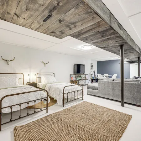 Dry Ridge Farmhouse w/ Hot Tub + Game Room!