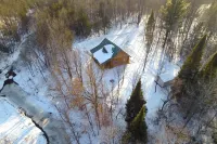 Custom Log Cabin w/ Deck & 45 Acres by Pine River! - Alloggi