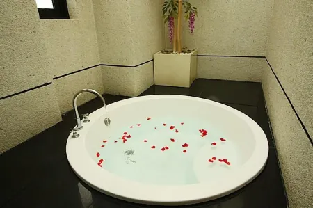 Gold Sandy Beach 2 Отели рядом с достопримечательностью «Sail Rock»