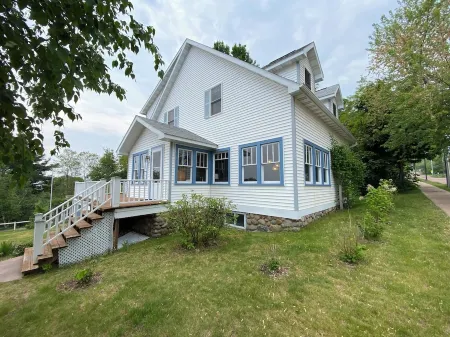 Spacious Walkable in Bayfield!! Lake Views, Steps to Ferry, Marina & Downtown