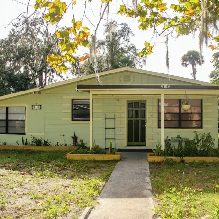 Fenced yard lots of Parking for trailer close to beach 4 bedrooms Edgewater