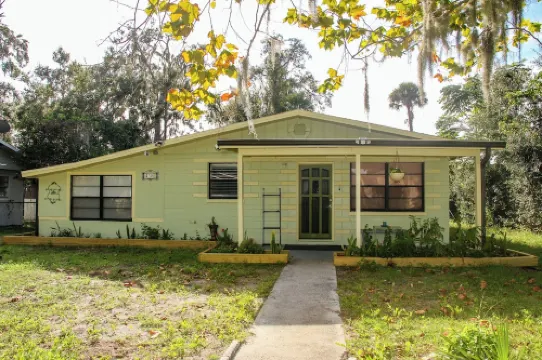 Fenced yard lots of Parking for trailer close to beach 4 bedrooms Edgewater